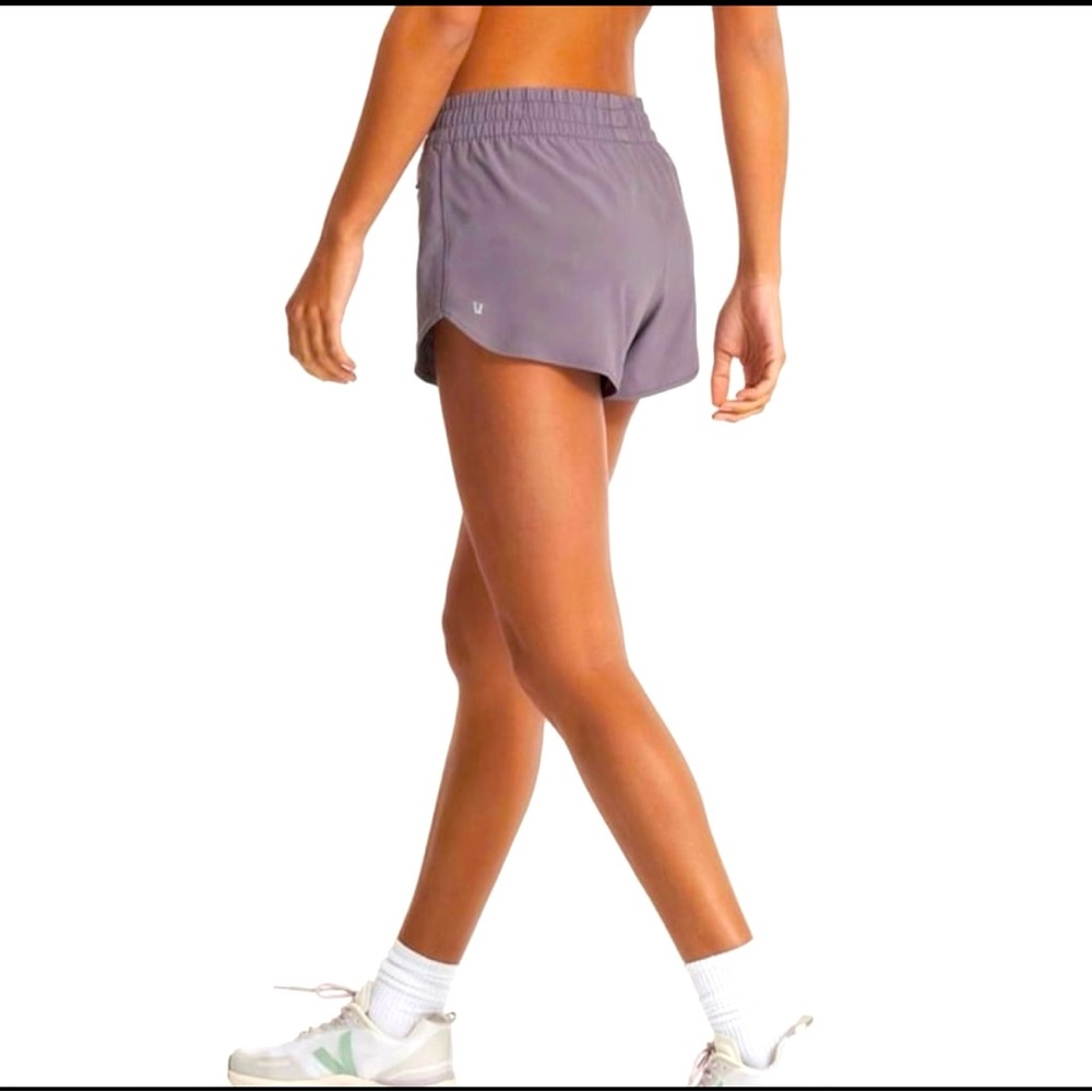 Women’s xsmall gray Vuori clementine 2.5” shorts